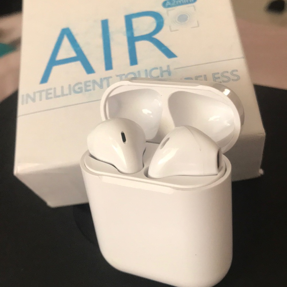 EarPods with lightning connector and charger.